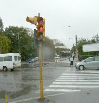 De supărare că plouă cu găleata, semafoarele ne-au întors spatele